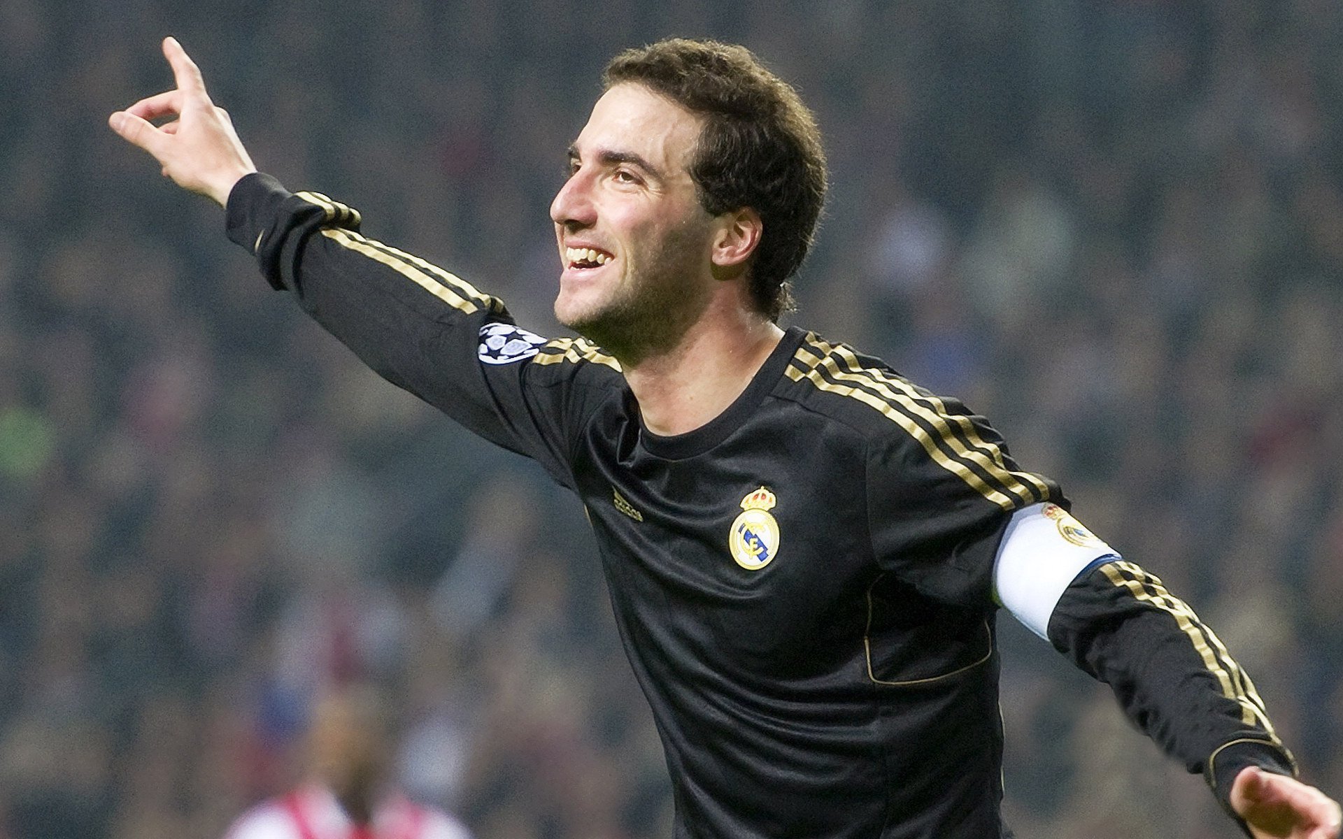 开云体育视频直播-银箭疾影与烈焰雄心,塞恩斯点燃赛场,阿斯顿马丁轻取索伯的战术博弈